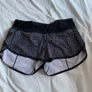 Speed up short flowers size 4 Lululemon